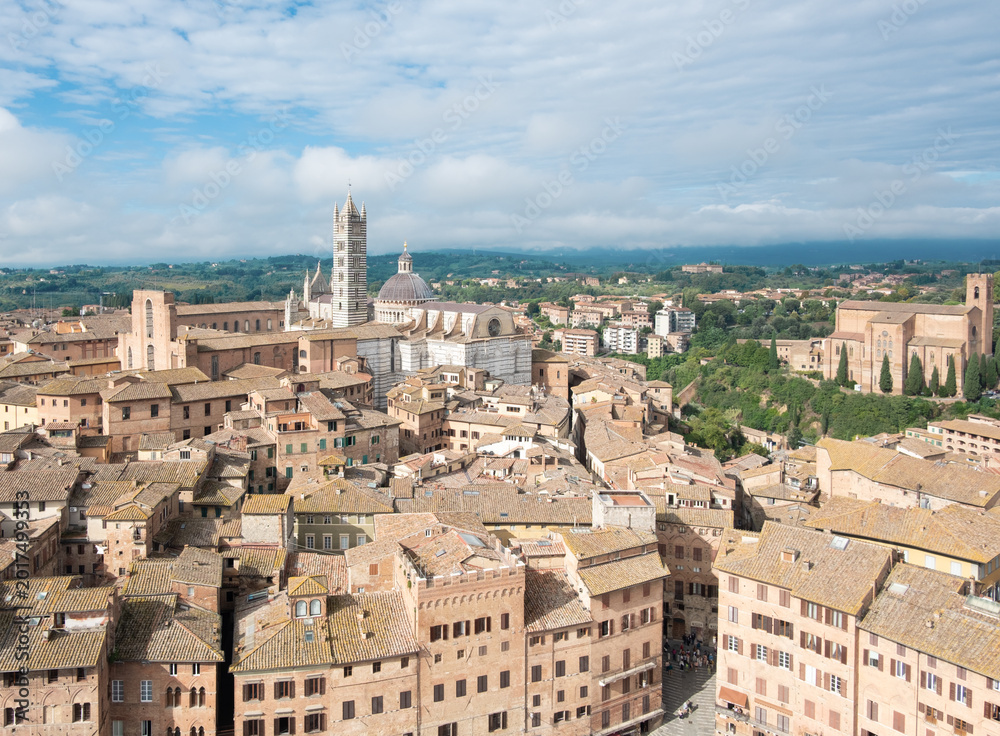 Fototapeta premium Duomo di Siena surrounded by close-knit buildings of Siena