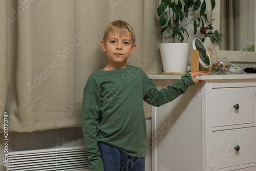 Foto Youthful kid model exhibits casual selfassurance indoors