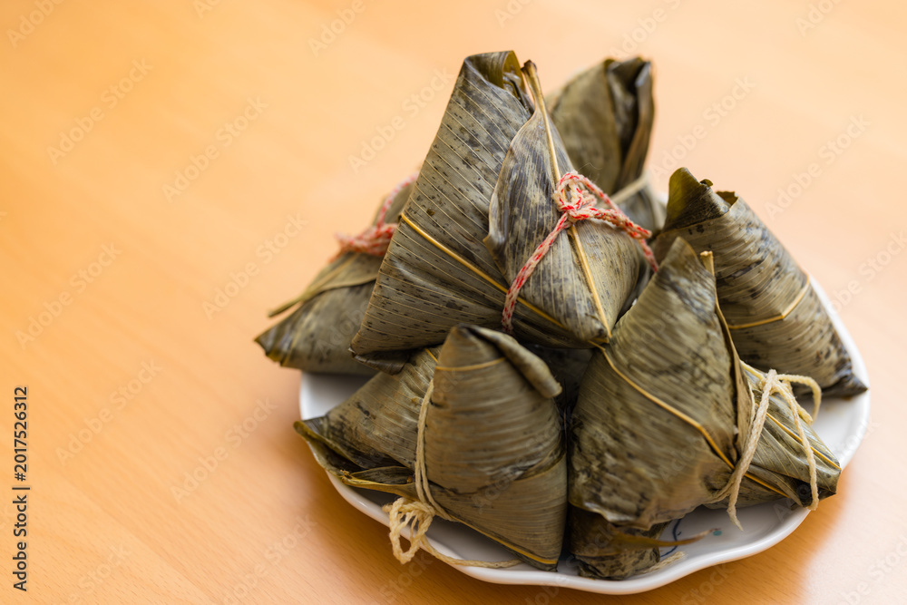 Obraz premium Pile of traditional rice dumplings wrapped in bamboo leaves