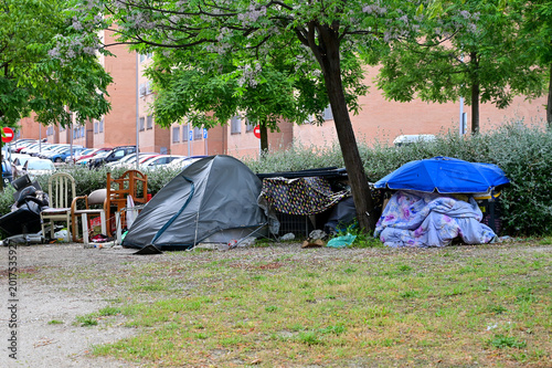 Cuadro en lienzo Tents with homeless people living on the streets