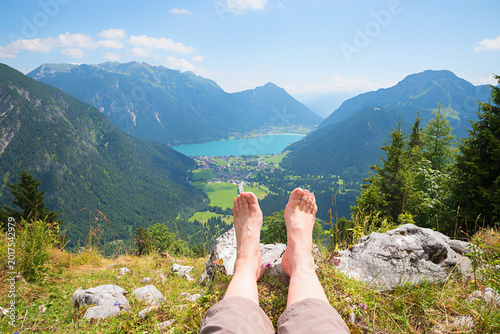 Fotografía rest barefoot after mountaineering tour Feilkopf, view to lake Achensee