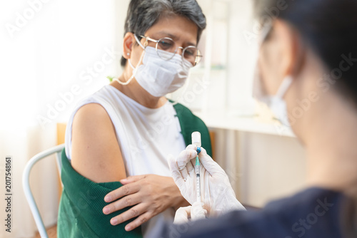 Foto People getting a vaccination to prevent pandemic concept