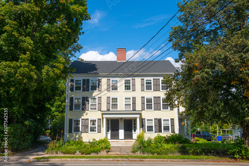 Tableau sur toile John Webber Simons House was built 1827 at 36 Great Road in Historic District in town center of Bedford, Massachusetts MA, USA