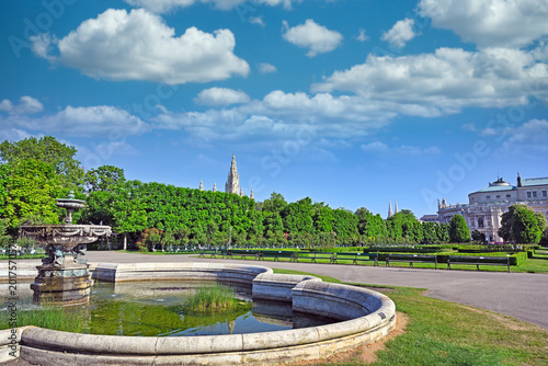 Tableau sur toile Vienna Volksgarten park with Triton and Naiad Fountain, Burgtheater and Rathaus