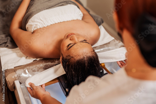 Obraz na plátně Japanese head spa therapist prepares a heated steaming cap for deep conditioning and scalp therapy during a luxury salon treatment at japanese head spa