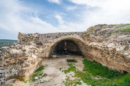 Fotografie The scenic views of Ravanda Castle, locally known as Ravanda Kalesi, are situated on a hill west of the village of Belenözü, in the province of Kilis, Turkey