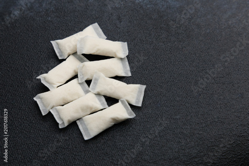 Cuadro en lienzo Different types of snus pouches for nicotine consumption on a dark surface