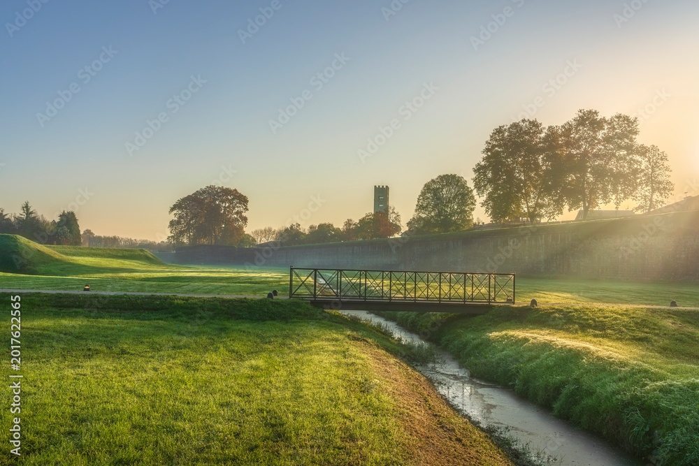 Naklejka premium Sunrise over Lucca Ancient Walls and Footbridge, Tuscany