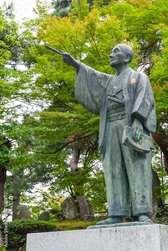 米沢市 上杉神社の境内に立つ「上杉鷹山公之像」、指針を示す名君の立像と鮮やかな新緑の風景/Standing Statue of Lord Uesugi Yozan Amidst Vibrant Fresh Greenery at Uesugi Shrine