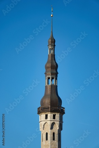 Cuadro en lienzo Historic Tallinn Town Hall Spire and Old Thomas Weather Vane