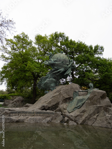 Φωτογραφία Weltpostdenkmal - allegorical bronze globe and reclining figure on rocky plinth