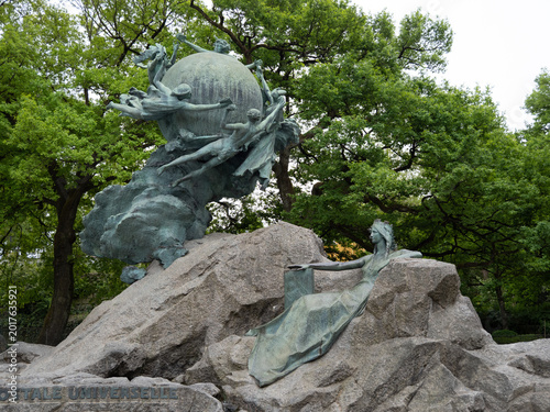 Canvas-taulu Weltpostdenkmal - allegorical bronze globe and reclining figure on rocky plinth