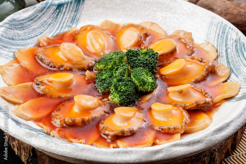 Foto Chicken broth braised abalone served in exquisite tableware