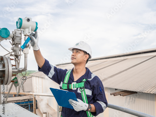 Foto Professional engineers checklist monitor industrial air pollution reduction on exhaust pipe