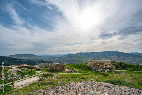 Fotografie The scenic views of Ravanda Castle, locally known as Ravanda Kalesi, are situated on a hill west of the village of Belenözü, in the province of Kilis, Turkey