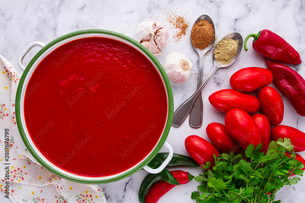 Φωτογραφία Georgian Satsebeli sauce, made from tomatoes and sweet peppers, with spices, hom