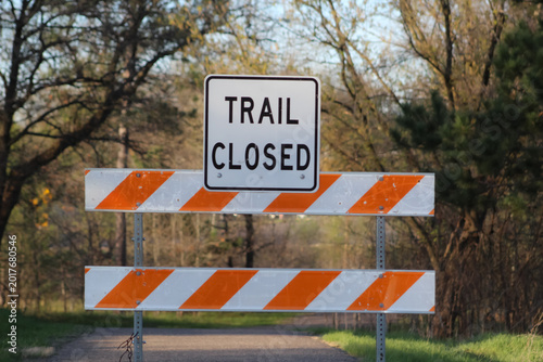 Foto Trail Closed sign on a barricade