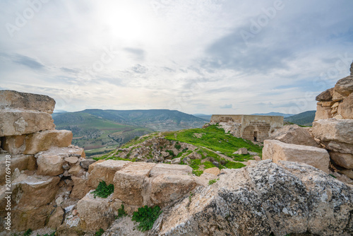 Bilde på lerret The scenic views of Ravanda Castle, locally known as Ravanda Kalesi, are situated on a hill west of the village of Belenözü, in the province of Kilis, Turkey