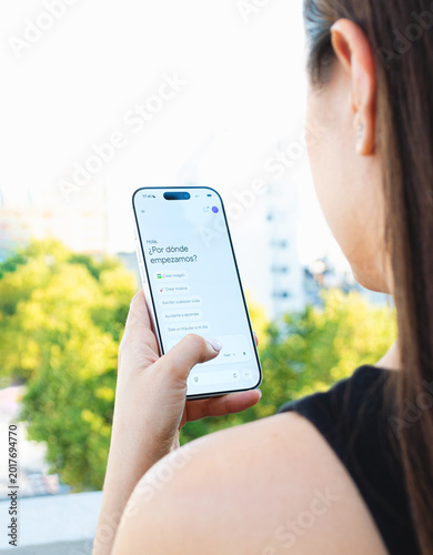 Konstfotografi Mujer observando saludo de chatbot de inteligencia artificial en pantalla de ini