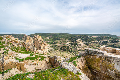 Fotografija The scenic views of Ravanda Castle, locally known as Ravanda Kalesi, are situated on a hill west of the village of Belenözü, in the province of Kilis, Turkey