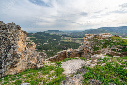 Foto The scenic views of Ravanda Castle, locally known as Ravanda Kalesi, are situated on a hill west of the village of Belenözü, in the province of Kilis, Turkey