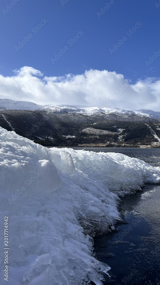 Obraz premium Ice floes on lake in Norway during sunny weather
