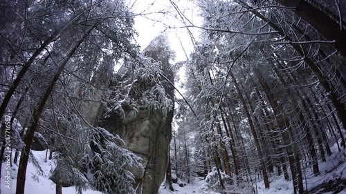 Rocks in góry stołowe covered in snow winter time