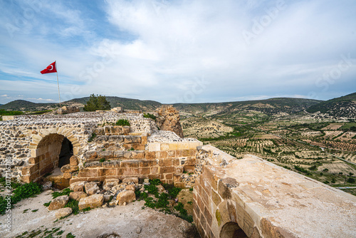 Fotografía The scenic views of Ravanda Castle, locally known as Ravanda Kalesi, are situated on a hill west of the village of Belenözü, in the province of Kilis, Turkey