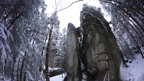 Rocks in góry stołowe covered in snow winter time