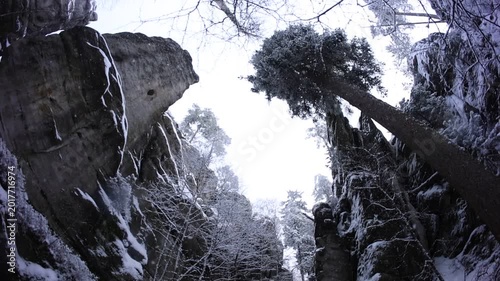 Rocks in góry stołowe covered in snow winter time