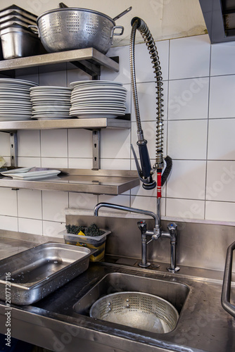 stainless steel kitchen sink