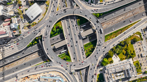Quadro su tela Urban infrastructure capturing the intricate network of roads, flyovers, and int
