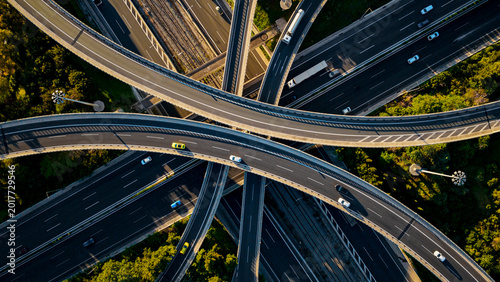Fotografía Aerial view of a major highway interchange featuring multiple layered roads and