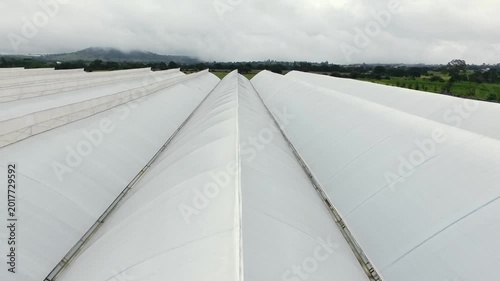 Toma aérea de una carpa de invernadero.