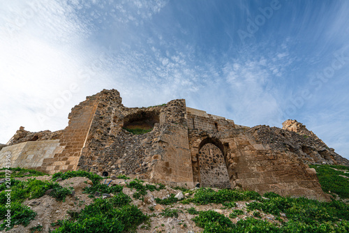 Tableau sur toile The scenic views of Ravanda Castle, locally known as Ravanda Kalesi, are situated on a hill west of the village of Belenözü, in the province of Kilis, Turkey