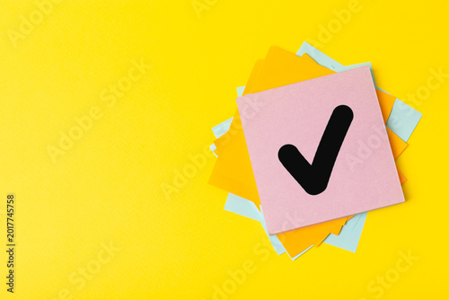 Canvastavla Stacked wooden cubes with check marks on background