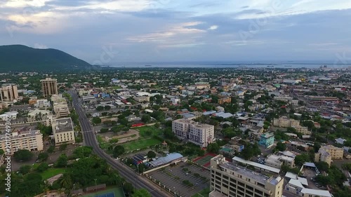 Toma aérea panorámica de la ciudad de Kingstone, Jamaica por la tarde.