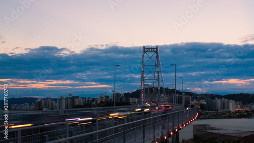 Billede på lærred anoitecer e o tráfego da ponte Hercílio Luz Florianópolis Santa Catarina Brasil