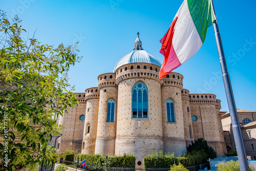Foto Pontifical Basilica della Santa Casa in Loreto framed by its dome and red tile r