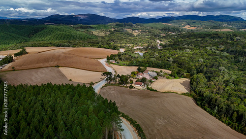 Panoramic aerial image of a typical Brazilian rural landscape, highlighting the contrast between agricultural activity and environmental preservation.
