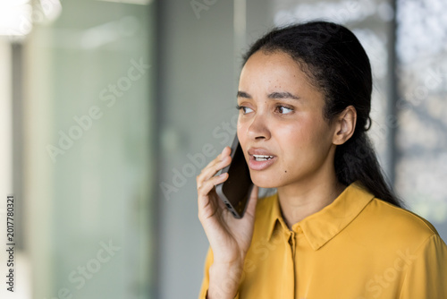 Fotografi Woman responding to phone call during difficult conversation