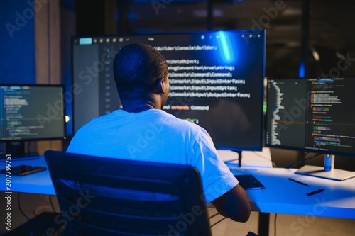 Foto smart skilled introvert tester write typing operating data security evening offi