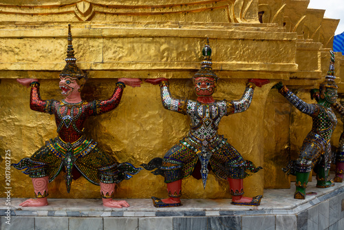Tableau sur toile Yaksha demon statues supporting the golden stupa at Wat Phra Kaew, Bangkok