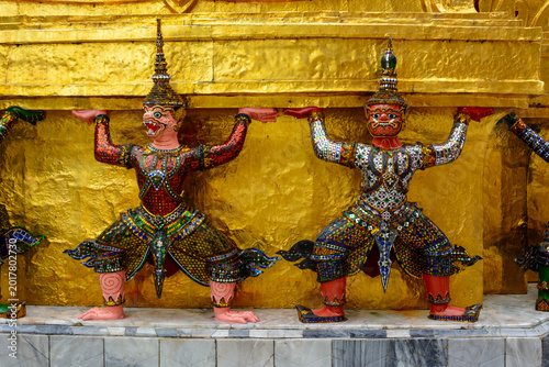 Tableau sur toile Yaksha demon statues supporting the golden stupa at Wat Phra Kaew, Bangkok