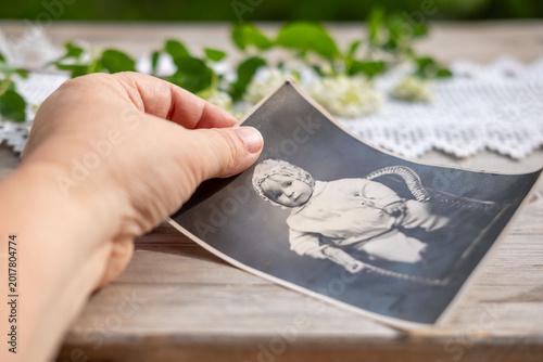 Foto antique baby portrait photograph, vintage album, aged paper texture, flowers, wo