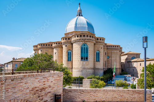 Foto Basilica della Santa Casa, a historic catholic shrine, stands majestically under