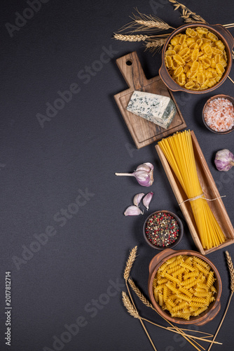 Fotografía Italian pasta ingredients with cheese, garlic, and spices