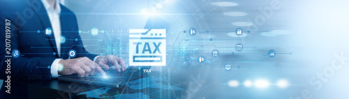 Cuadro en lienzo Tax consultant working on laptop
