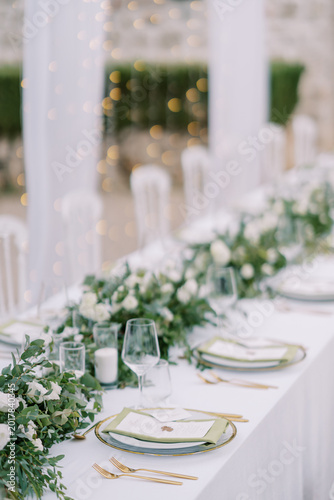 Canvastavla Greenery runner reception table with candles and gold flatware