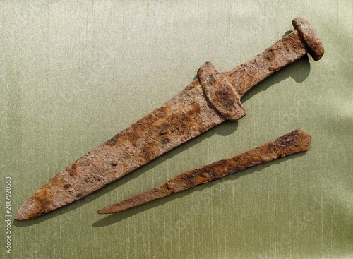 Fotografía Ancient Scythian iron sword Akinak and knife, authentic Early Iron Age artifacts